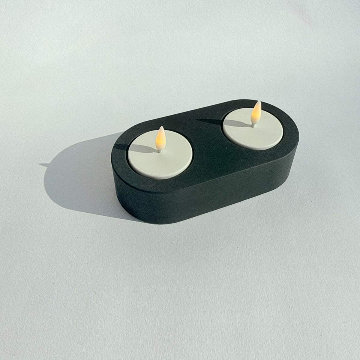 Musta tuikkuteline kahdelle led tuikulle