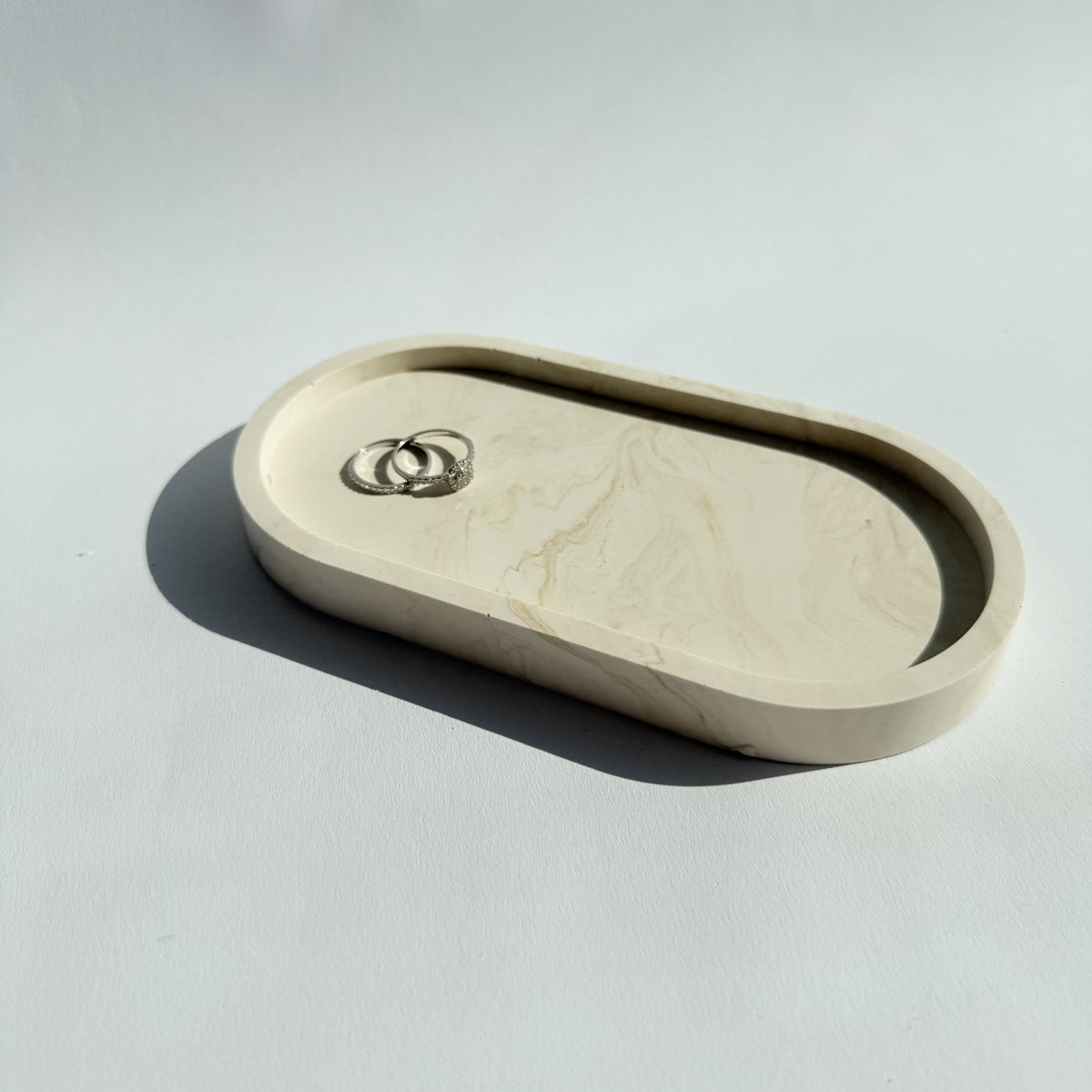 Ovaali korulautanen, beige marmorointi, kaksi sormusta.