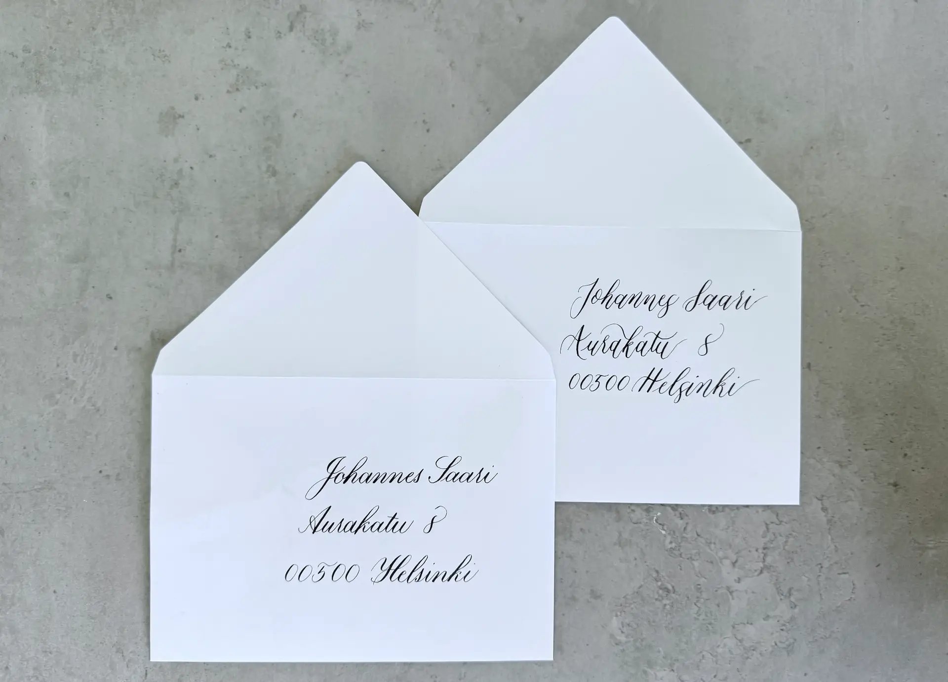 Kirjekuoret kalligrafialla.