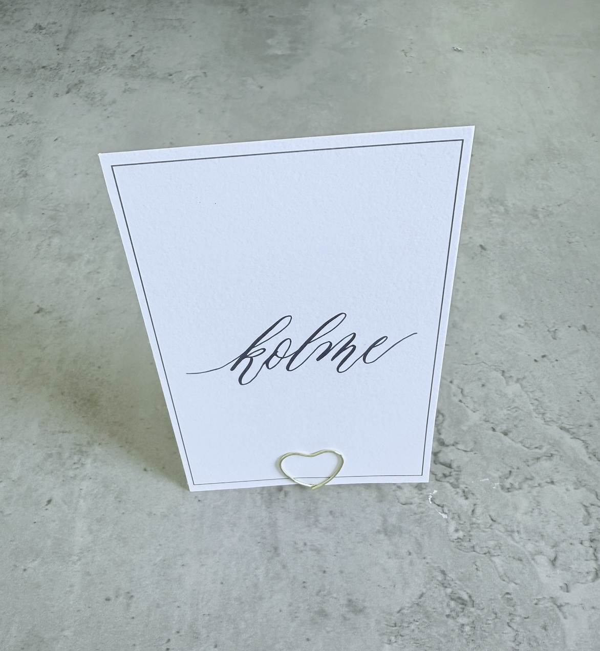 Paperituotteet. Pöytänumero, jossa lukee kolme.