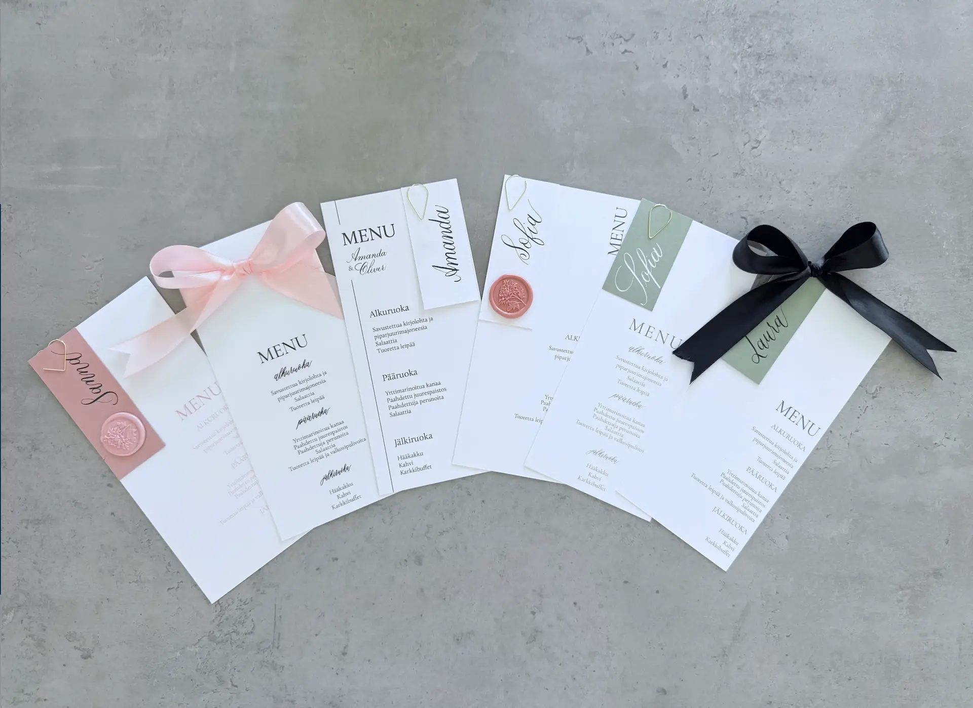 Paperituotteet. Erilaisia menukorttivaihtoehtoja kalligrafialla.